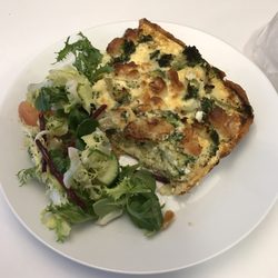Salladsbutiken - Broccoli och chevre paj med sallad för 75kr