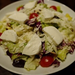 Vegetarsalat med buffalo mozzarella. Nydelig brød til.