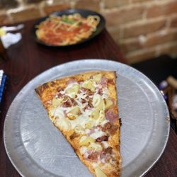 Dellano's Pizza Kitchen - Hawaiian Pizza