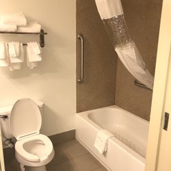 Country Inn And Suites - Broken shower rod