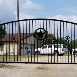 Rut Fencing - Customized gate with brick pillars in Kempner.