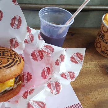 Classic Burger Haüs - Nice look with stamped burguer. Juicy meat!!! - Burgers Near Me - São Paulo, SP