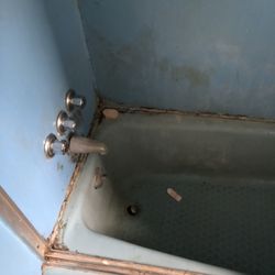 Crown Environmental - Asbestos-containing caulking surrounding a bathtub during a bathroom remodeling.