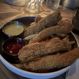 Chcken tenders with sea salt fries Chcken tenders with sea salt fries