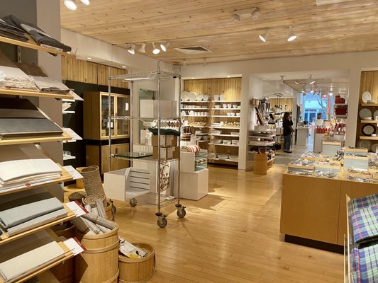 Crate & Barrel by null