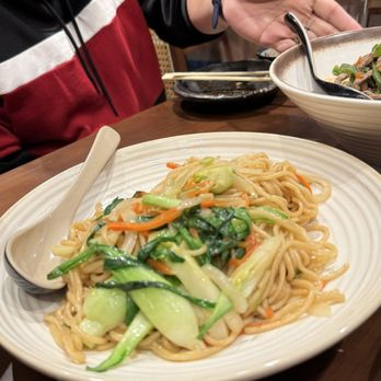 Yu's Noodle Shop - Veggie chow mein - Chinese Near Me - Lone Tree, Colorado Yu's Noodle Shop - Veggie chow mein - Chinese Near Me - Lone Tree, Colorado