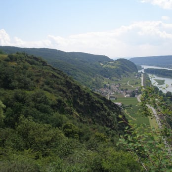 Rheinsteig - Blick zum Nachbarfels und Rheintal - Hotels & Travel Near Me - Rheinbrohl, RP