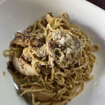 Yard House - Shiitake Garlic Noodles - New American Near Me - San Antonio, Texas