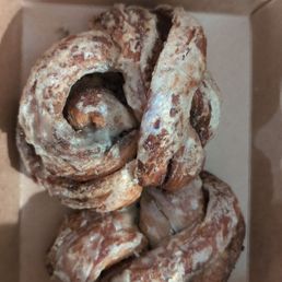 Cinnamon bun with cardamom.