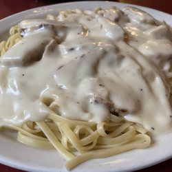 Giovanni's Restaurant - Chicken Alfredo
