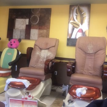 Diamond Spa - Inside of place dirty with old chairs! - Nail Salons Near Me - Galveston, Texas Diamond Spa - Inside of place dirty with old chairs! - Nail Salons Near Me - Galveston, Texas