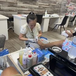 Simply Natural Nails - Depeka getting her feet done