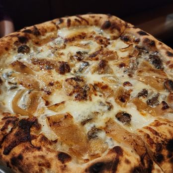 Hank's Petaluma - Mushroom  pizza. "There's no meat on this pizza!!!" - Pizza Near Me - Petaluma, California