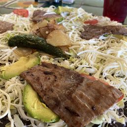 Tlayuda de cecina y pastor Tlayuda de cecina y pastor