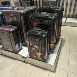 Tumi Outlet Store - Flower themed Vapor luggage? While unorthodox for me, there's no doubt I will be able to spot it across the airport if I have to.