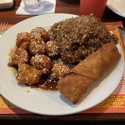Yong Shing Restaurant - 15. Sesame Chicken, Egg Roll (Lunch special)