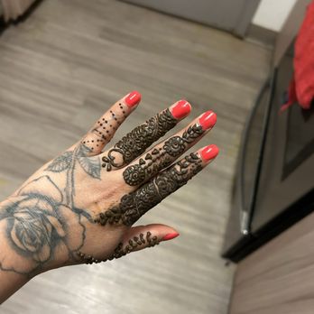 Henna Heaven - Finger design with red nails - Henna Artists Near Me - Bothell, Washington