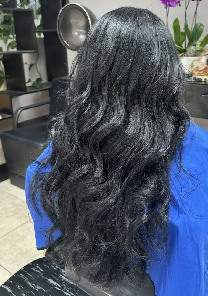 Bella’s Hair Salon Logo