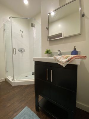 Hollywood Off Vine (Hov) by null