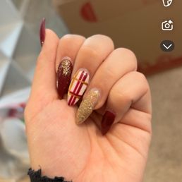 Second set of nails, she free- handed no picture needed !