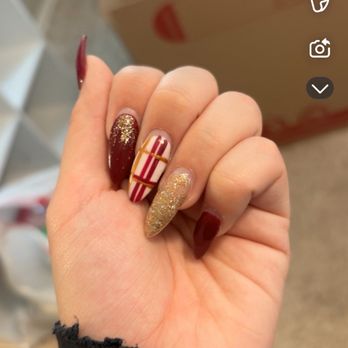 Arrowhead Mall Nail & Spa - Second set of nails, she free- handed no picture needed ! - Nail Salons Near Me - Glendale, Arizona