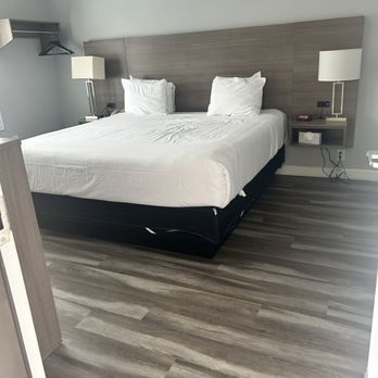Lone Oak Lodge - Comfy king bed! - Hotels Near Me - Monterey, California Lone Oak Lodge - Comfy king bed! - Hotels Near Me - Monterey, California