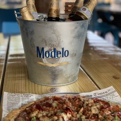 La Cabaña - Disfruta de nuestras deliciosas pizzas junto a un bucket de Modelo bien frías