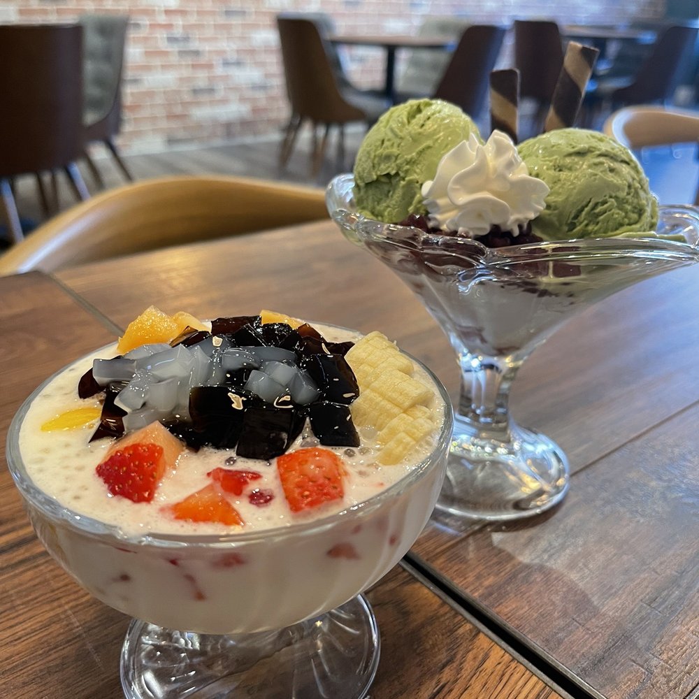 Mango Mango Dessert - two bowls of fruit and ice cream - Ice Cream & Frozen Yogurt Near Me - Philadelphia, Pennsylvania