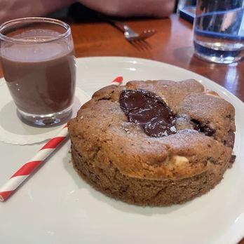 Gramercy Tavern - Gramercy Tavern Cookie Plate with Milk - New American Near Me - New York, New York Gramercy Tavern - Gramercy Tavern Cookie Plate with Milk - New American Near Me - New York, New York