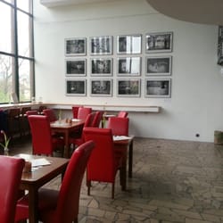Klubokawiarnia Aquarium - Na ścianach prezentują się kolekcje zdjęć, grafiki, obrazy, murale...