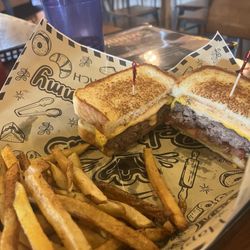 Mundy's Bar & Grill - Frisco Burger and fries