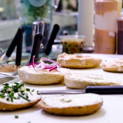 Bagel Brothers - Die Bagels werden frisch nach euren Wünschen zubereitet.