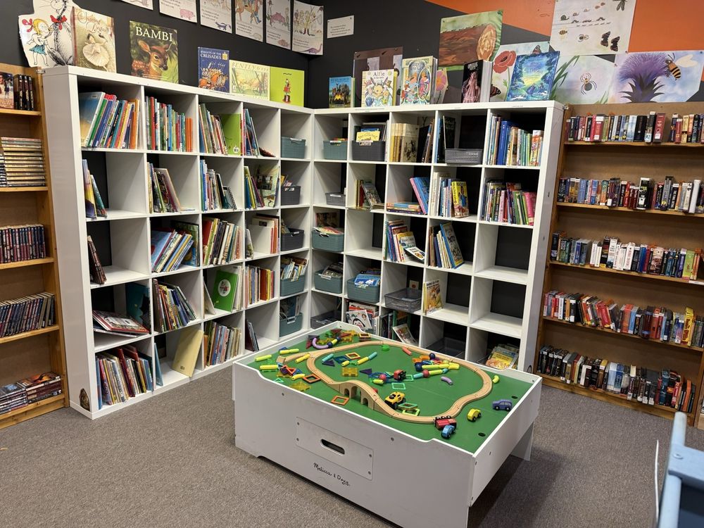 Walls of Books Logo
