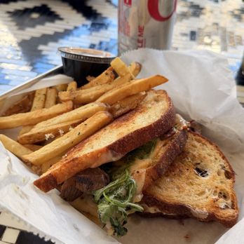 Lola's Street Kitchen - Steak sandwich - Food Trucks Near Me - Midway, Utah