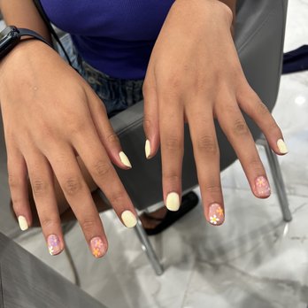 Davie Nails - Gel manicure with hand painted daisies - Nail Salons Near Me - Davie, Florida Davie Nails - Gel manicure with hand painted daisies - Nail Salons Near Me - Davie, Florida