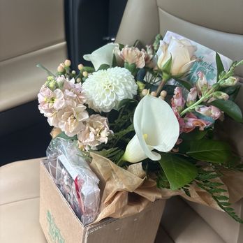 Laurelhurst Florist - Daughters birthday flower arrangement - Florists Near Me - Portland, Oregon Laurelhurst Florist - Daughters birthday flower arrangement - Florists Near Me - Portland, Oregon