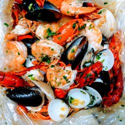 Reign Shakin' Seafood and Bar - Reign Combo (2) Crawfish- 1/2 lb Shrimp 1/2 Clams 1/2 lb Mussels 1/2 lb Crawfish