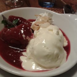 La Table du Bonheur - Glace de lavande maison et pêche pochée dans du coulis de framboises