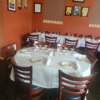 Il Porto - a dining room with tables and chairs - Italian Near Me - Frederick, Maryland