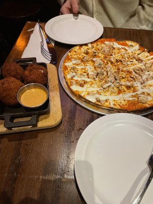 Horn's Hook Tavern by null