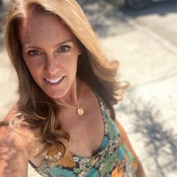 Atomic Kitten Salon - Absolutely love my hair & the color!  Michael Abney did a fabulous job as always!  Atomic kitten is always so welcoming.
