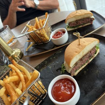 Limón Rooftop Bar - Burger to split - Mediterranean Near Me - Naples, Florida