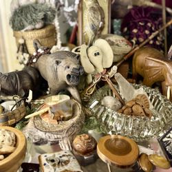 Cute little animals & jungle vibe in this cabinet!