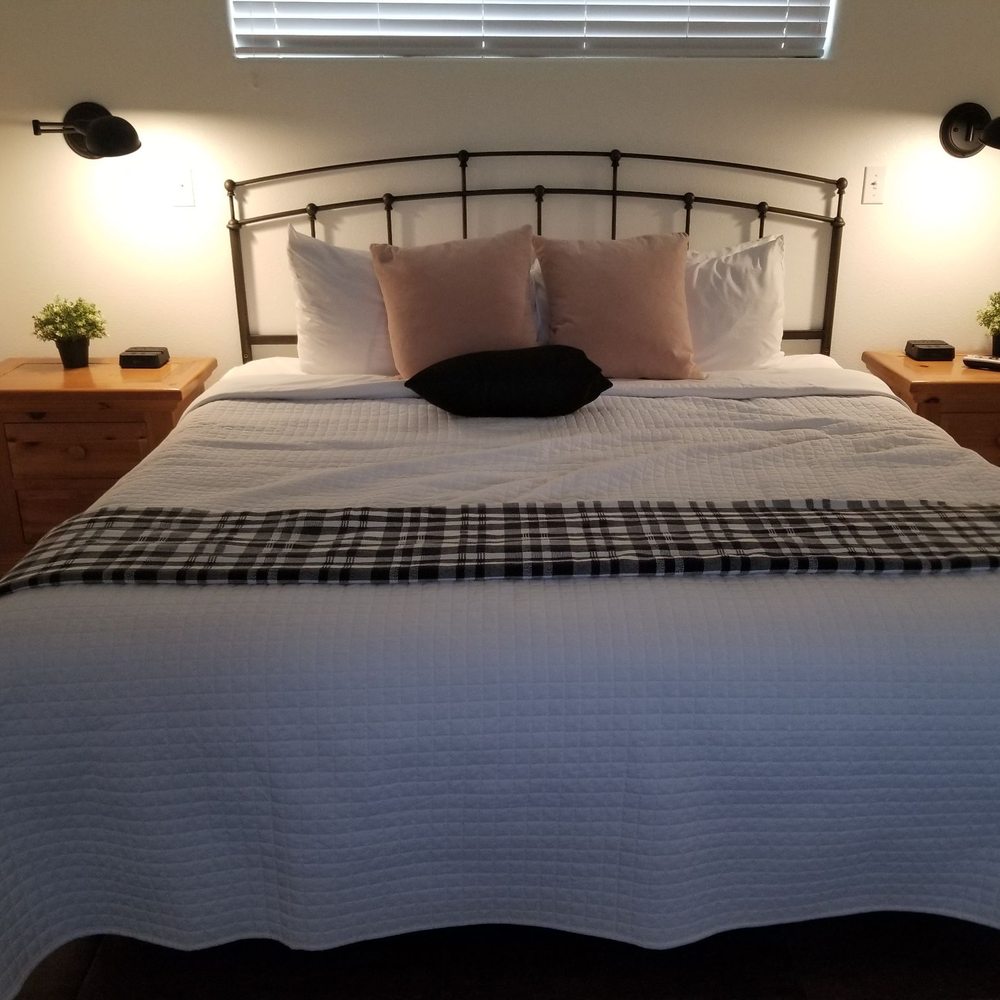Red Rock Inn Bed & Breakfast - Bed for cottage 1 - Bed & Breakfast Near Me - Springdale, Utah Red Rock Inn Bed & Breakfast - Bed for cottage 1 - Bed & Breakfast Near Me - Springdale, Utah