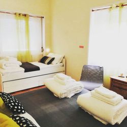 Alto do Estoril Guest House - Bedroom with shared bathroom.