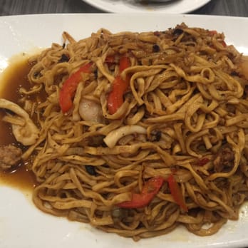 Blue Ocean Cafe - Xo sauce e-fu noodles. Tasted nasty...noodle wasn't soft and the sauce was just yuck. - Chinese Near Me - Markham, Ontario