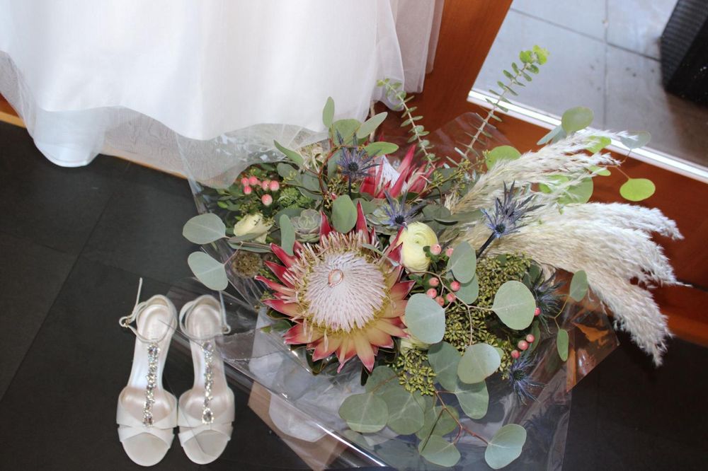 WILLOW FLORISTS Updated September 2024 401 Dollarton Highway N