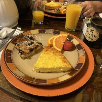 Hilltop Manor Bed and Breakfast - My husbands favorite morning Egg and cheese pie with a blueberry French toast casserole - Bed & Breakfast Near Me - Hot Springs, Arkansas