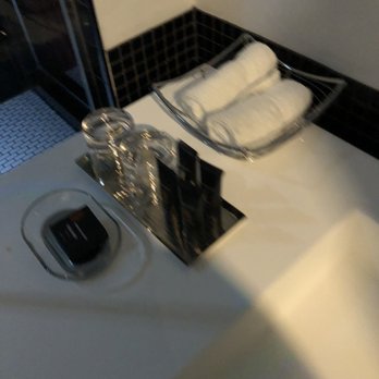 Hotel Chez Swann - Sink - Hotels Near Me - Montreal, Quebec Hotel Chez Swann - Sink - Hotels Near Me - Montreal, Quebec