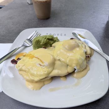 Russell Square Cafe - Eggs Benedict with regular bacon - Coffee & Tea Near Me - London, XGL Russell Square Cafe - Eggs Benedict with regular bacon - Coffee & Tea Near Me - London, XGL